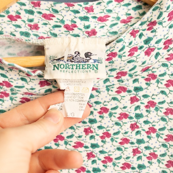 2/$20- VINTAGE Northern Reflections floral top - Picture 3 of 4